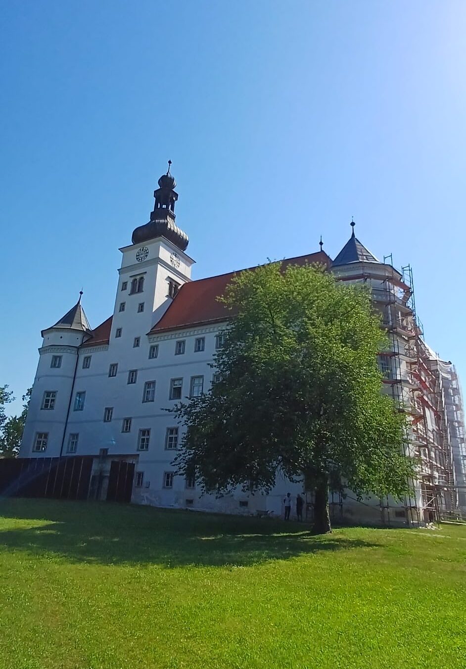 Schloss Hartheim ist von außen zu sehen.